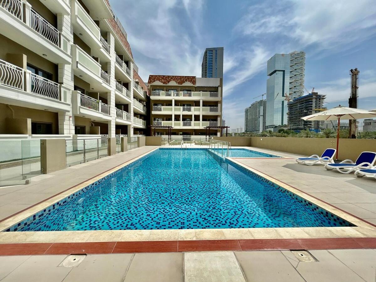 Homes2retreat - Serene 2br Getaway With Stunning Views Dubai