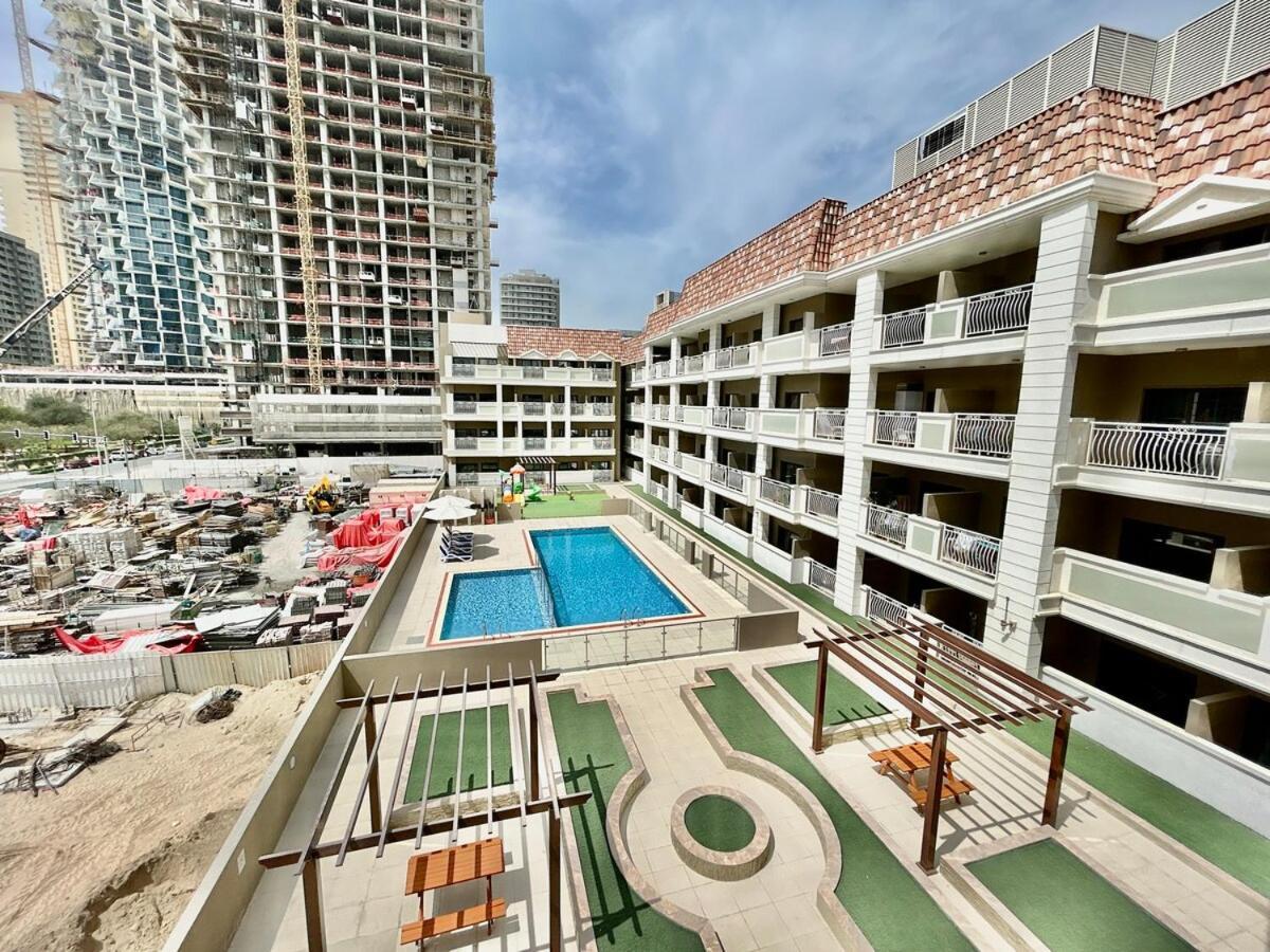 Homes2retreat - Serene 2br Getaway With Stunning Views Dubai